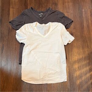 Universal Thread Women’s Short Sleeve V-Neck Tee Set - White and Charcoal
